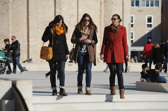 Zadar, 221212.
Prekrasan, gotovo proljetni dan, omogucio je zadranima da uzivaju u jutarnjoj setnji i kavi na terasama kafica. Temperatura zraka je 14 stupnjeva Celzijusa.
Na fotografiji: Zadrani uzivaju na Forumu.
Foto: Luka Gerlanc / CROPIX Zadar, 221212.
Prekrasan, gotovo proljetni dan, omogucio je zadranima da uzivaju u jutarnjoj setnji i kavi na terasama kafica. Temperatura zraka je 14 stupnjeva Celzijusa.
Na fotografiji: Zadrani uzivaju na Forumu.
Foto: Luka Gerlanc / CROPIX