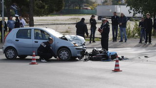 Zadar, 011110.
Teska prometna nesreca automobila Fiat Punto i motora Gillera na krizanju Splitske ulice i Ulice Domovinskog rata. Ocevid je u tijeku.
Foto: Jure Miskovic / CROPIX
