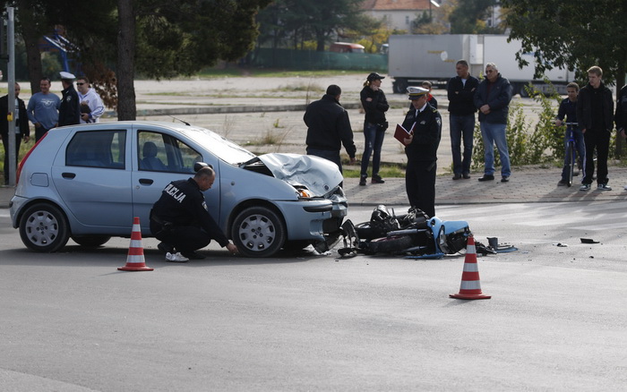 Zadar, 011110.
Teska prometna nesreca automobila Fiat Punto i motora Gillera na krizanju Splitske ulice i Ulice Domovinskog rata. Ocevid je u tijeku.
Foto: Jure Miskovic / CROPIX