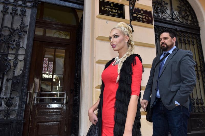 Ava Karabatić u pratnji oca Ivice dolazi na Općinski sud u Zadru gdje joj se sudi zbog ucjenjivanja profesora.  Photo: Dino Stanin/PIXSELL