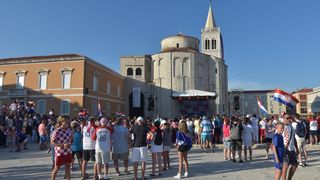 Zadar dočekao svoje Vatrene: Sve generacije okupile se na Forumu