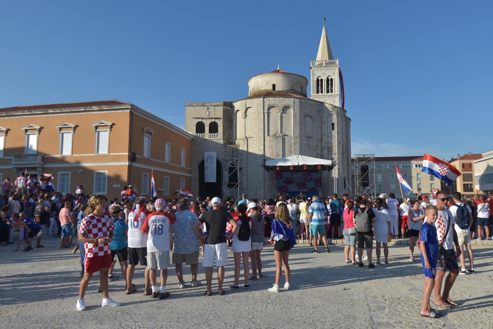 Zadar dočekao svoje Vatrene: Sve generacije okupile se na Forumu
