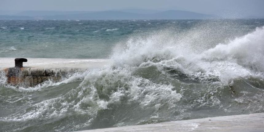 Olujno jugo i veliki valovi na zadarskoj rivi