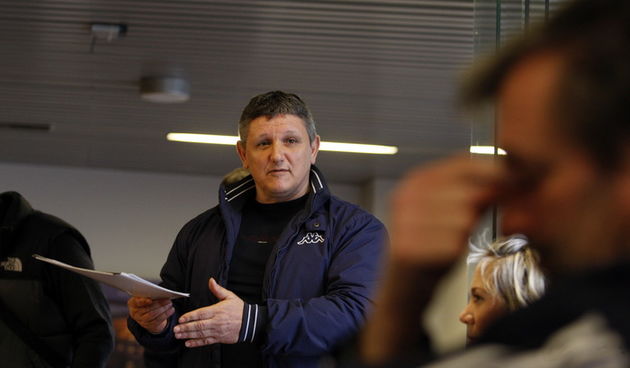 Zadar, 140311.
Nebojsa Belic v.d direktora i Branko Skroce sportski direktor KK Zadra na press konferenciji u dvorani Kresimira Cosica.
Na fotografiji: Boris Marin predsjednik navijacke skupine Tornado obratio se novinarima i predstavnicima kluba..
Foto: