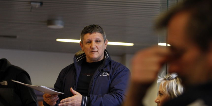 Zadar, 140311.
Nebojsa Belic v.d direktora i Branko Skroce sportski direktor KK Zadra na press konferenciji u dvorani Kresimira Cosica.
Na fotografiji: Boris Marin predsjednik navijacke skupine Tornado obratio se novinarima i predstavnicima kluba..
Foto: