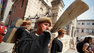 Vitezovi vranski na Narodnom trgu (foto:Saša Čuka) Vitezovi vranski na Narodnom trgu (foto:Saša Čuka)