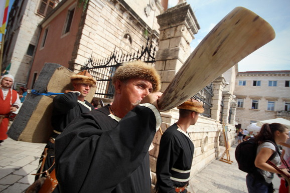 Vitezovi vranski na Narodnom trgu (foto:Saša Čuka) Vitezovi vranski na Narodnom trgu (foto:Saša Čuka)