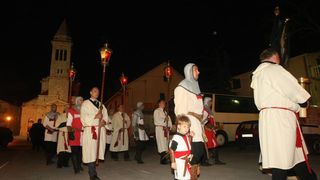 Koncertom bratovštine Presvetog oltarskog sakramenta župe Marijina Uznesenja iz Jelse na otoku Hvaru, obilježene su pjesme Velikog tjedna i procesija Za Križen, Foto: Dino Stanin/PIXSELL