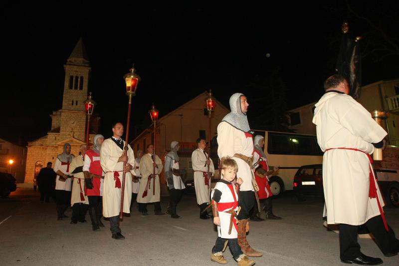 Koncertom bratovštine Presvetog oltarskog sakramenta župe Marijina Uznesenja iz Jelse na otoku Hvaru, obilježene su pjesme Velikog tjedna i procesija Za Križen, Foto: Dino Stanin/PIXSELL