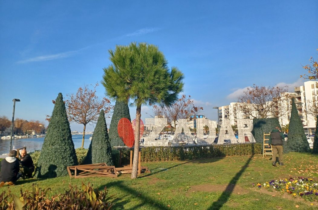 Započela montaža jelki kod natpisa “Zadar” Započela montaža jelki kod natpisa “Zadar”
