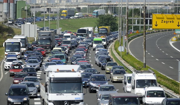 Zagreb, 210612.
Naplatne kucice Lucko.
Pocetak produzenog vikenda izazvao je velike guzve na naplatnim kucicama Lucko u smjeru mora. Mnogobrojni gradjani odlucili su pobjeci iz grada i vrucine.
Na slici: guzva na naplatnim kucicama Lucko.
Foto: Damir Kraj