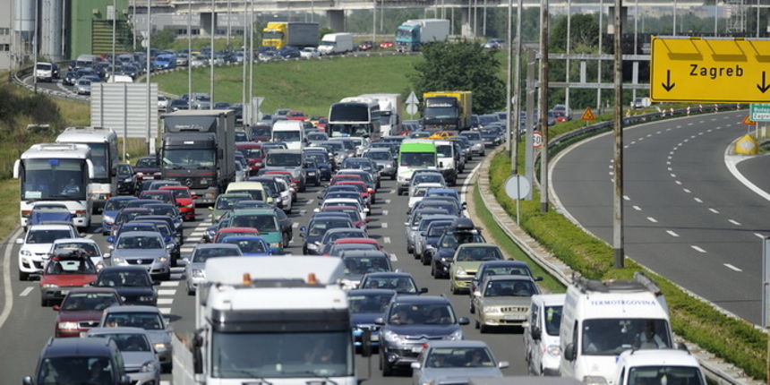 Zagreb, 210612.
Naplatne kucice Lucko.
Pocetak produzenog vikenda izazvao je velike guzve na naplatnim kucicama Lucko u smjeru mora. Mnogobrojni gradjani odlucili su pobjeci iz grada i vrucine.
Na slici: guzva na naplatnim kucicama Lucko.
Foto: Damir Kraj Zagreb, 210612.
Naplatne kucice Lucko.
Pocetak produzenog vikenda izazvao je velike guzve na naplatnim kucicama Lucko u smjeru mora. Mnogobrojni gradjani odlucili su pobjeci iz grada i vrucine.
Na slici: guzva na naplatnim kucicama Lucko.
Foto: Damir Kraj