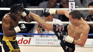 Split, 270310.
Veceras se u Spaladium Areni odrzava spektakl “Obracun u ringu 10” povodom 15-te obljetnice boksackog kluba Pit Bull. Borci ce nastupiti u 17 atraktivnih K1 i MMA ( ultimate fight) borbama.
Na fotografiji: Frane Radnic i Philippe Salmon.
Fo