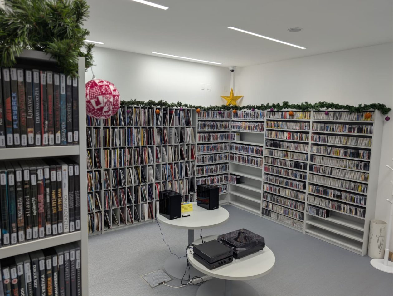 Gradska knjižnica Zadar jelke blagdanski ugođaj blagdani ilustracija kuglice Gradska knjižnica Zadar jelke blagdanski ugođaj blagdani ilustracija kuglice