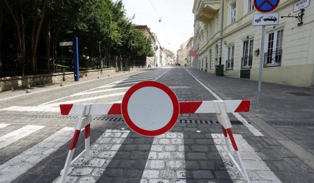 Zbog policijskih blokada ulice Gornjeg grada su prazne. Sedam mjeseci prosvjeduju u Savskoj, trazeci ostavku ministra branitelja Matica, a jucer su stigli na Trg sv. Marka kako bi u prosvjedu podrzali radnike Imunoloskog zavoda, no kasnije su ostali na tr