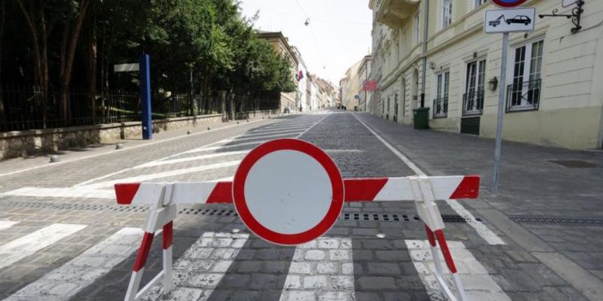 Zbog policijskih blokada ulice Gornjeg grada su prazne. Sedam mjeseci prosvjeduju u Savskoj, trazeci ostavku ministra branitelja Matica, a jucer su stigli na Trg sv. Marka kako bi u prosvjedu podrzali radnike Imunoloskog zavoda, no kasnije su ostali na tr Zbog policijskih blokada ulice Gornjeg grada su prazne. Sedam mjeseci prosvjeduju u Savskoj, trazeci ostavku ministra branitelja Matica, a jucer su stigli na Trg sv. Marka kako bi u prosvjedu podrzali radnike Imunoloskog zavoda, no kasnije su ostali na tr