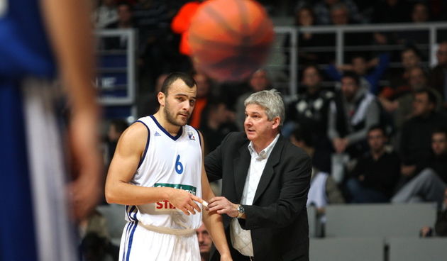 Zadar, 291211.Dvorana na Visnjiku.Kosarkaski Kup Kresimira Cosica.Cetvrtfinale: Zadar – Cibona.Na fotografiji: Ive Ivanov, igrac Zadra i Ales Pipan, trener Zadra.Foto: Andrija Lucic / CROPIX
