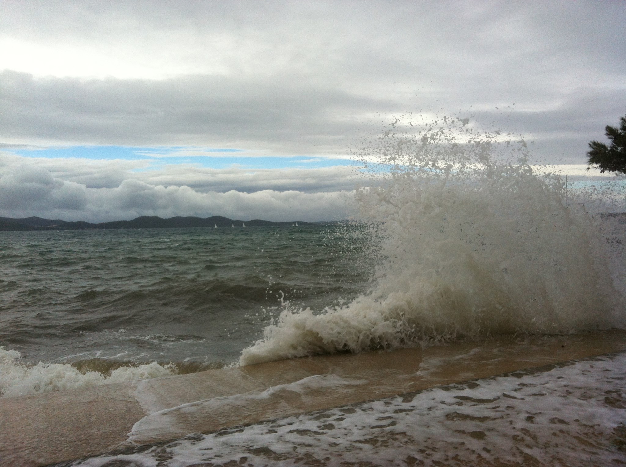 Zapadnjak i plima poplavili ulice