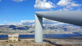 Olujna bura srušila vjetro elektranu na Pagu Olujna bura srušila vjetro elektranu na Pagu