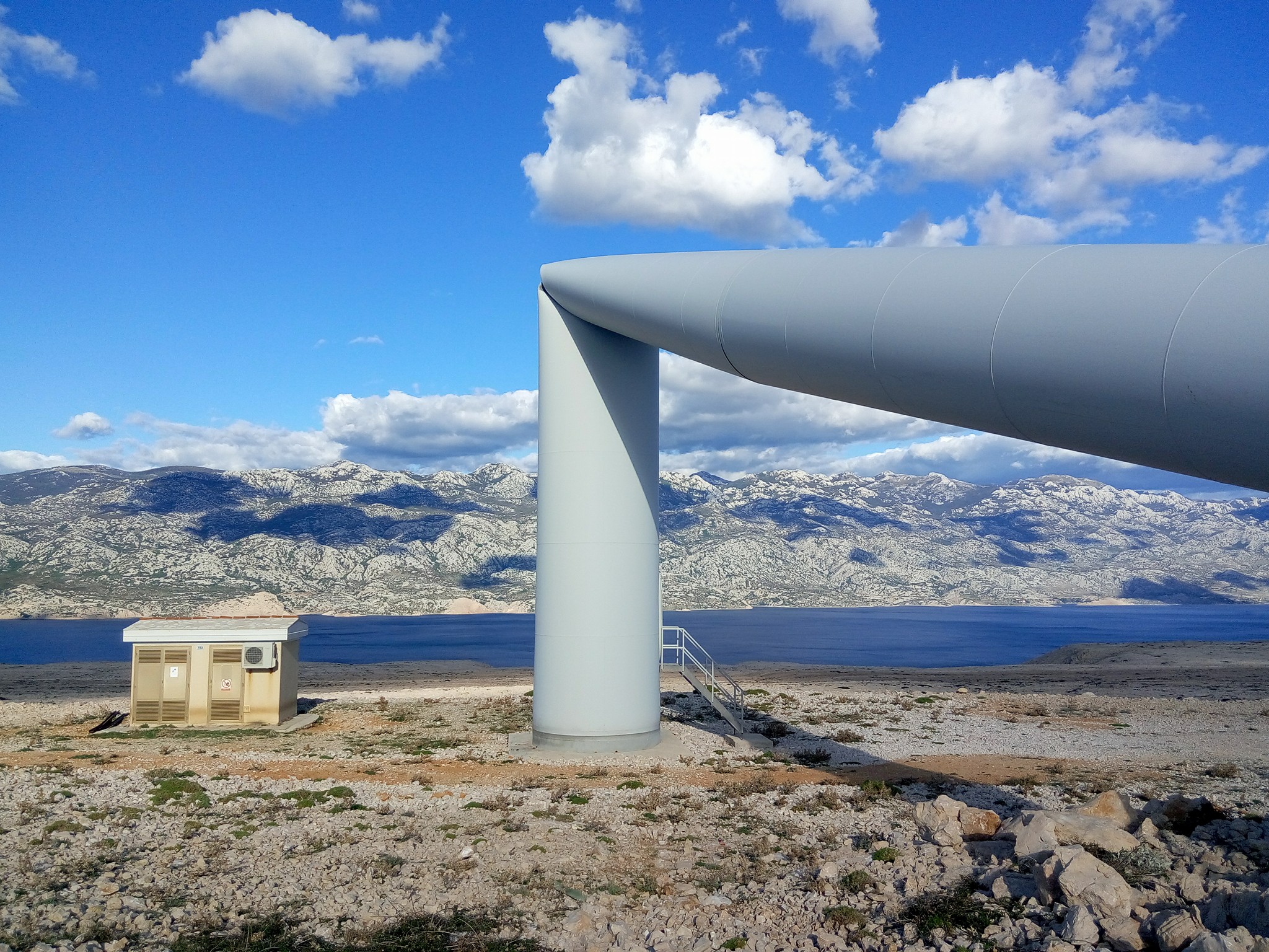 Olujna bura srušila vjetro elektranu na Pagu Olujna bura srušila vjetro elektranu na Pagu