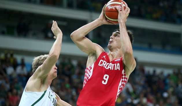 Olimpijske igre Rio 2016. Kosarkaska utakmica Hrvatska – Litva. Mindaugas Kuzminskas i Dario Saric. Photo: Igor Kralj/PIXSELL