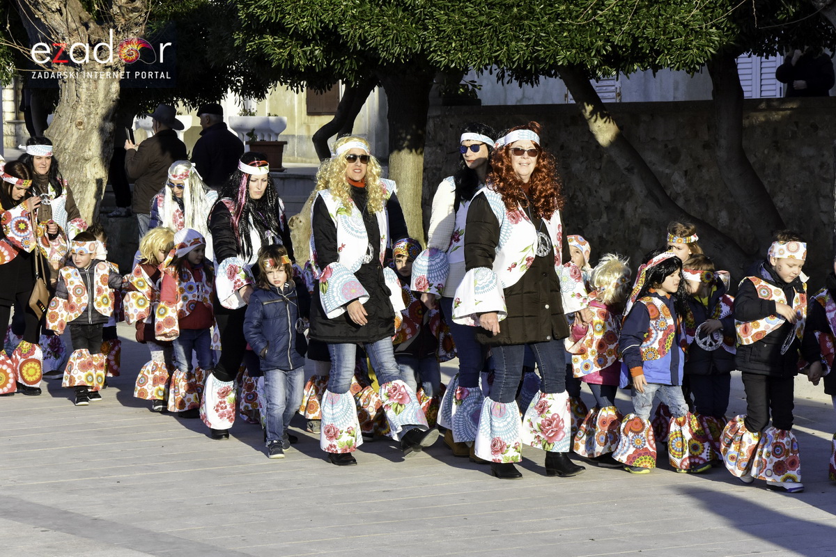 Paški zimski karneval 2018: Karnevalska povorka prošla ulicama grada do Pijace