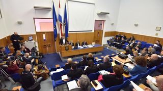 Zadar – Sjednica Gradskog vijeca Grada Zadra. Gradonacelnik Bozidar Kalmeta i zamjenik Zvonimir Vrancic. Reno Sinovcic. Joso Nekic. Danijel Kasap.Photo: Dino Stanin/PIXSELL