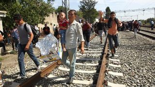 Tovarnik: Izbjeglice su izgubili strpljenje te pjesice krenuli po pruzi prema Zagrebu. Nakon nekoliko stotina metara zaustavila ih je policija i obecala kako prijevoz stize. Photo: Zeljko Lukunic/PIXSELL