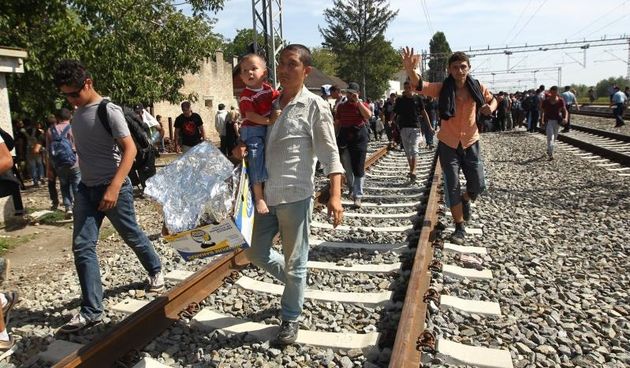 Tovarnik: Izbjeglice su izgubili strpljenje te pjesice krenuli po pruzi prema Zagrebu. Nakon nekoliko stotina metara zaustavila ih je policija i obecala kako prijevoz stize. Photo: Zeljko Lukunic/PIXSELL