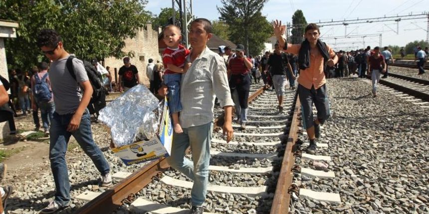 Tovarnik: Izbjeglice su izgubili strpljenje te pjesice krenuli po pruzi prema Zagrebu. Nakon nekoliko stotina metara zaustavila ih je policija i obecala kako prijevoz stize. Photo: Zeljko Lukunic/PIXSELL