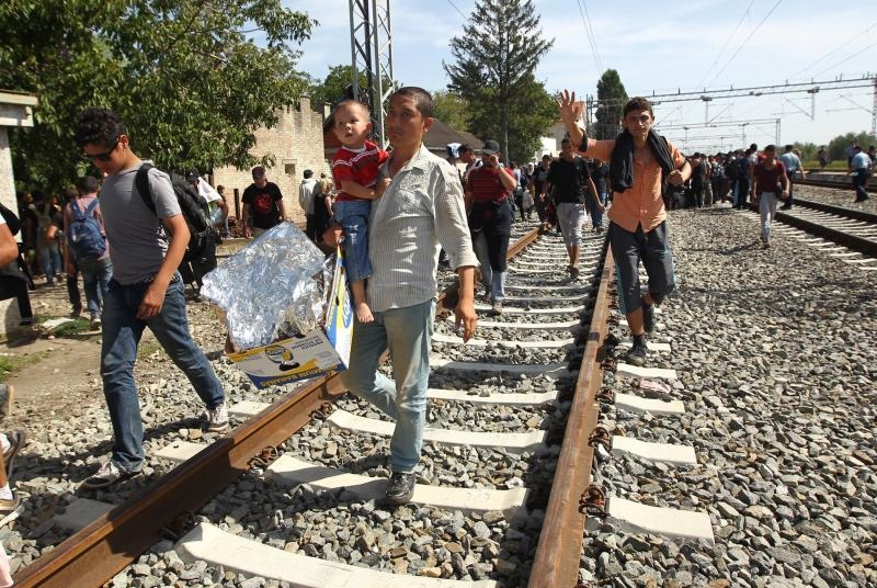 Tovarnik: Izbjeglice su izgubili strpljenje te pjesice krenuli po pruzi prema Zagrebu. Nakon nekoliko stotina metara zaustavila ih je policija i obecala kako prijevoz stize. Photo: Zeljko Lukunic/PIXSELL