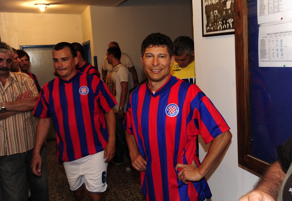 Split, 300611.
17. izdanje malonogometnog turnira Tocida kup odrzava se na betonskom igralistu u Vukovarskoj ulici.Veceras najvise interesa izaziva utakmica izmedju momcadi Hajduk.hr i ekipe Radunica bez zvijezda.Za Hajduk.hr se ocekuje da igraju predsje Split, 300611.
17. izdanje malonogometnog turnira Tocida kup odrzava se na betonskom igralistu u Vukovarskoj ulici.Veceras najvise interesa izaziva utakmica izmedju momcadi Hajduk.hr i ekipe Radunica bez zvijezda.Za Hajduk.hr se ocekuje da igraju predsje