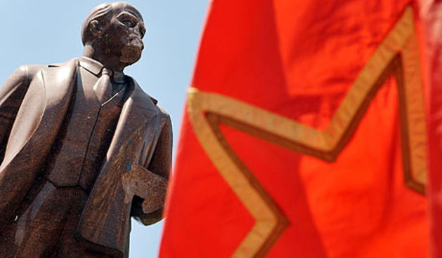 Veliki prosvjed u Kijevu okončan rušenjem spomenika Lenjinu, foto: www.theguardian.com