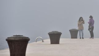 Zadar već treći dan okovan gustom maglom. Foto: Dino Stanin/Pixsell