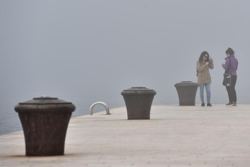 Zadar već treći dan okovan gustom maglom. Foto: Dino Stanin/Pixsell