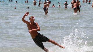 Opis 21.06.2014., Split – Ekolosko drustvo Picigin Bacvice kroz program Dani Bacvica 2014 obiljezava 90 godina igranja picigina te su organizirali jubilarno 10. Prvenstvo svijeta u piciginu. Pobjedu je u finalu osvojila momcad Zbirac. Photo: Ivana Ivano Opis 21.06.2014., Split – Ekolosko drustvo Picigin Bacvice kroz program Dani Bacvica 2014 obiljezava 90 godina igranja picigina te su organizirali jubilarno 10. Prvenstvo svijeta u piciginu. Pobjedu je u finalu osvojila momcad Zbirac. Photo: Ivana Ivano