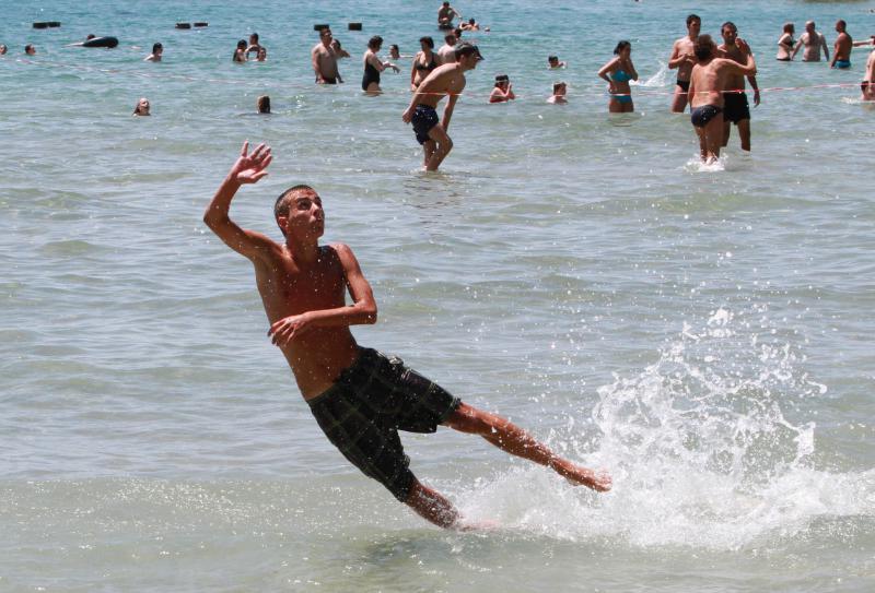 Opis 21.06.2014., Split – Ekolosko drustvo Picigin Bacvice kroz program Dani Bacvica 2014 obiljezava 90 godina igranja picigina te su organizirali jubilarno 10. Prvenstvo svijeta u piciginu. Pobjedu je u finalu osvojila momcad Zbirac. Photo: Ivana Ivano Opis 21.06.2014., Split – Ekolosko drustvo Picigin Bacvice kroz program Dani Bacvica 2014 obiljezava 90 godina igranja picigina te su organizirali jubilarno 10. Prvenstvo svijeta u piciginu. Pobjedu je u finalu osvojila momcad Zbirac. Photo: Ivana Ivano