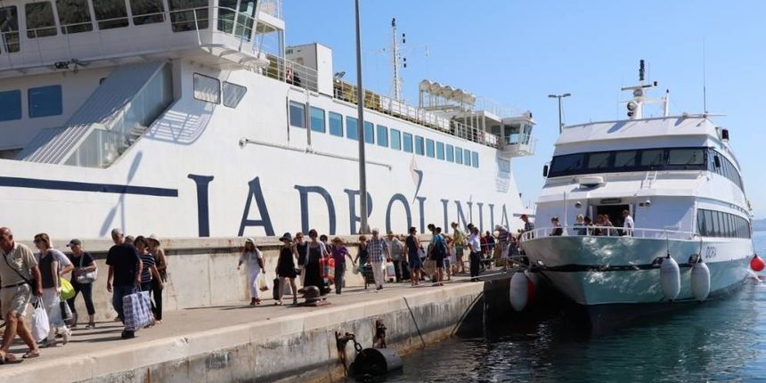 Jadrolinija, Preko, luka, trajekt