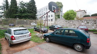 Zadar, 140412
Kosarkaska igralista i na njima postavljeni kosevi po citavom Zadru, koji se dici imenom “Grad kosarke”, su u jako losem stanju i/ili sluze kao parkiraliste.
Na fotografiji: kao i mnoga druga i ovo igraliste na zadarskoj Vostarnici sluzi ka Zadar, 140412
Kosarkaska igralista i na njima postavljeni kosevi po citavom Zadru, koji se dici imenom “Grad kosarke”, su u jako losem stanju i/ili sluze kao parkiraliste.
Na fotografiji: kao i mnoga druga i ovo igraliste na zadarskoj Vostarnici sluzi ka