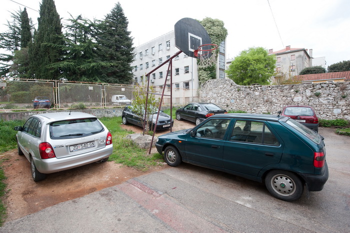 Zadar, 140412
Kosarkaska igralista i na njima postavljeni kosevi po citavom Zadru, koji se dici imenom “Grad kosarke”, su u jako losem stanju i/ili sluze kao parkiraliste.
Na fotografiji: kao i mnoga druga i ovo igraliste na zadarskoj Vostarnici sluzi ka Zadar, 140412
Kosarkaska igralista i na njima postavljeni kosevi po citavom Zadru, koji se dici imenom “Grad kosarke”, su u jako losem stanju i/ili sluze kao parkiraliste.
Na fotografiji: kao i mnoga druga i ovo igraliste na zadarskoj Vostarnici sluzi ka