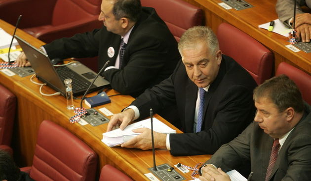 Zagreb, 231110. Sjednica Sabora na kojoj je donesen drzavni proracun za 2011. godinu. Kao sto je i bilo najavljeno, oporba je bojkotirala glasanje. Na fotografiji: Bivsi premijer i bivsi clan HDZ-a Ivo Sanader sa flasterom na licu. Foto: Ranko Suvar / CRO
