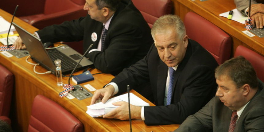 Zagreb, 231110. Sjednica Sabora na kojoj je donesen drzavni proracun za 2011. godinu. Kao sto je i bilo najavljeno, oporba je bojkotirala glasanje. Na fotografiji: Bivsi premijer i bivsi clan HDZ-a Ivo Sanader sa flasterom na licu. Foto: Ranko Suvar / CRO