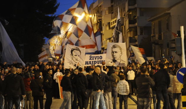 Split, 311009.
Na krizanju Zrinsko-Frankopanske ulice  i ulice Sedam Kastela prosvjedovala je Torcida protiv sadasnje uprave i sadasnjeg stanja u Hajduku. Zbog svog nezadovoljstva Torcida nece ici na utakmicu sa Dinamom.
Na fotografiji: Torcida.
Foto: Nik