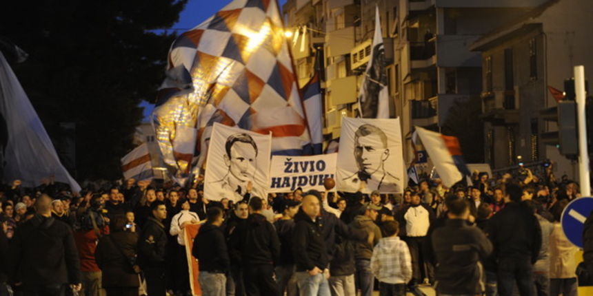 Split, 311009.
Na krizanju Zrinsko-Frankopanske ulice  i ulice Sedam Kastela prosvjedovala je Torcida protiv sadasnje uprave i sadasnjeg stanja u Hajduku. Zbog svog nezadovoljstva Torcida nece ici na utakmicu sa Dinamom.
Na fotografiji: Torcida.
Foto: Nik