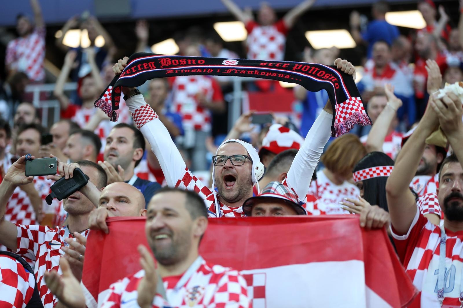 Veseli hrvatski navijači u kockicama ispunili Baltik Arenu u Kalinjingradu Veseli hrvatski navijači u kockicama ispunili Baltik Arenu u Kalinjingradu