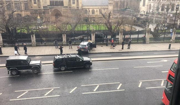 Upucan napadač ispred britanskog parlamenta, desetak ranjenih