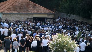 Posljednji ispraćaj Olivera Dragojevića na groblju Sveti Roko u Veloj Luci Posljednji ispraćaj Olivera Dragojevića na groblju Sveti Roko u Veloj Luci