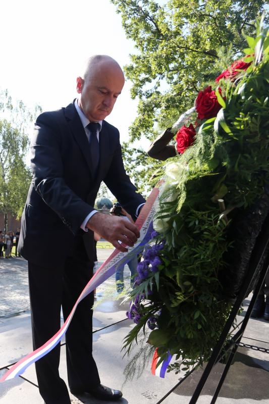 Mirogoj, Predrag Matic, polaganje vijenaca, Gordana Sobol, Drago Lovric, Dan domovinske zahvalnosti Mirogoj, Predrag Matic, polaganje vijenaca, Gordana Sobol, Drago Lovric, Dan domovinske zahvalnosti