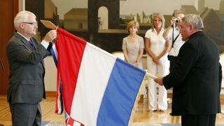 Zagreb, 290811.
Ured Predsjednika.
Predsjednik Republike Ivo Josipovic primio je i urucio odlikovanja “Red Kneza Domagoja s ogrlicom” Samostalnom bataljunu Skabrnja.
Foto: Davor Pongracic / CROPIX Zagreb, 290811.
Ured Predsjednika.
Predsjednik Republike Ivo Josipovic primio je i urucio odlikovanja “Red Kneza Domagoja s ogrlicom” Samostalnom bataljunu Skabrnja.
Foto: Davor Pongracic / CROPIX