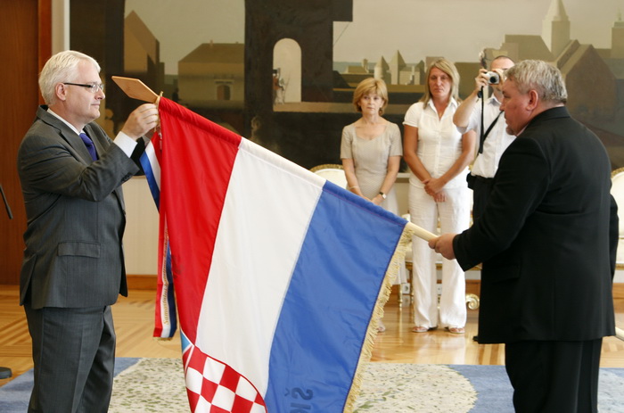 Zagreb, 290811.
Ured Predsjednika.
Predsjednik Republike Ivo Josipovic primio je i urucio odlikovanja “Red Kneza Domagoja s ogrlicom” Samostalnom bataljunu Skabrnja.
Foto: Davor Pongracic / CROPIX Zagreb, 290811.
Ured Predsjednika.
Predsjednik Republike Ivo Josipovic primio je i urucio odlikovanja “Red Kneza Domagoja s ogrlicom” Samostalnom bataljunu Skabrnja.
Foto: Davor Pongracic / CROPIX